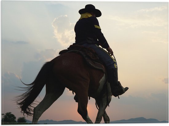 Vlag - Cowboy op Paard bij Zonsondergang - 40x30 cm Foto op Polyester Vlag