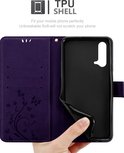 Étui de téléphone violet avec motif de fleurs et de papillons, avec une coque en TPU amovible.