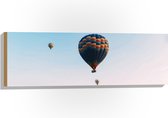 Hout - Veel Luchtballonnen in Licht Roze met Blauwe Lucht - 90x30 cm - 9 mm dik - Foto op Hout (Met Ophangsysteem)