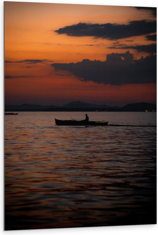 WallClassics - Dibond - Vissersboot in de Avondzon op Meer - 80x120 cm Foto op Aluminium (Met Ophangsysteem)