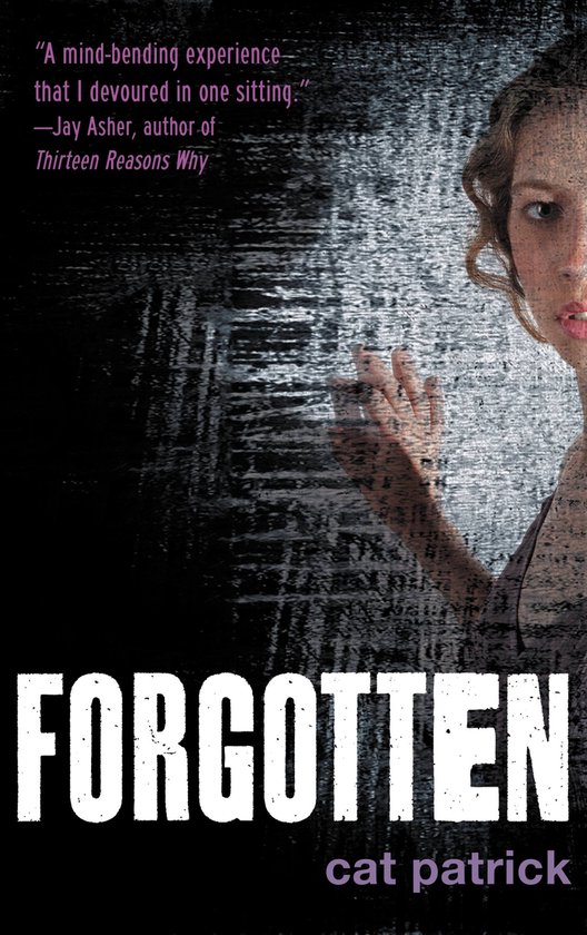 Boekcover van 'Forgotten' met de tekst "A mind-bending experience that I devoured in one sitting." -Jay Asher, auteur van Thirteen Reasons Why. Een meisje kijkt uit de rechterhoek van de afbeelding.