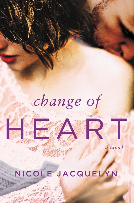 Boekcover 'Change of Heart' door Nicole Jacquelyn. Een close-up van twee mensen die elkaar vasthouden. Een vrouw met rode lippen draagt een roze kanten top.