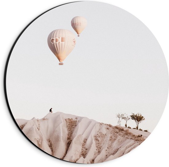 WallClassics - Dibond Muurcirkel - Beige en Bruine Luchtballonnen boven Rotslandschap - 20x20 cm Foto op Aluminium Muurcirkel (met ophangsysteem)