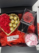 Valentijn geschenk cadeau - Giftpack - Geschenkset - Geschenk Chocolade Hart - Valentijnsdag - Eeuwige roos - Cadeau voor hem of haar - Bonbons - Love Liefde - Uniek cadeau
