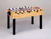 Een houten voetbaltafel met zwarte poten, blauwe en rode spelers.