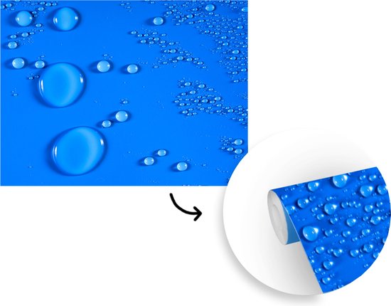 Gouttes sur un fond d' fotobehang bleu vif