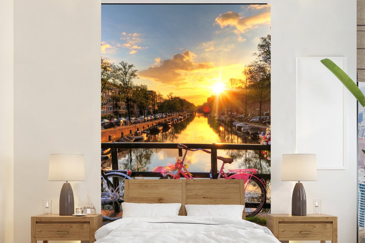 Behang - Fotobehang Amsterdam - Bloemen - Brug - Fiets - Zonsondergang - Breedte 160 cm x hoogte 240 cm