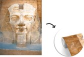 Behang - Fotobehang Ramses II-standbeeld bij Aboe Simbel Egypte - Breedte 195 cm x hoogte 260 cm