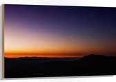 Hout - Zon Verdwijnend Achter Heuvel - 105x70 cm - 9 mm dik - Foto op Hout (Met Ophangsysteem)