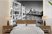 Behang - Fotobehang Uitzicht over Venetië in zwart-wit - Breedte 220 cm x hoogte 220 cm