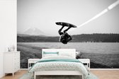 Behang - Fotobehang Een wakeboarder maakt een salto met zijn materiaal - zwart wit - Breedte 330 cm x hoogte 220 cm
