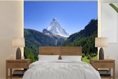 Behang - Fotobehang Zwitserse Alpen in Matterhorn met groene bomen - Breedte 280 cm x hoogte 280 cm