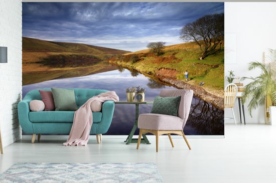 Behang - Fotobehang De Black Mountains in het Nationaal park Brecon Beacons met een donkere hemel - Breedte 600 cm x hoogte 400 cm