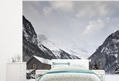 Behang - Fotobehang Houten chalet bij de Schilthorn in Zwitserland - Breedte 275 cm x hoogte 220 cm