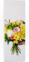 PVC Schuimplaat- Bloemboeket tegen Witte Muur in Groen, Gele en Roze Kleuren - 20x60 cm Foto op PVC Schuimplaat