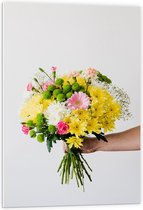 PVC Schuimplaat- Bloemboeket tegen Witte Muur in Groen, Gele en Roze Kleuren - 60x90 cm Foto op PVC Schuimplaat