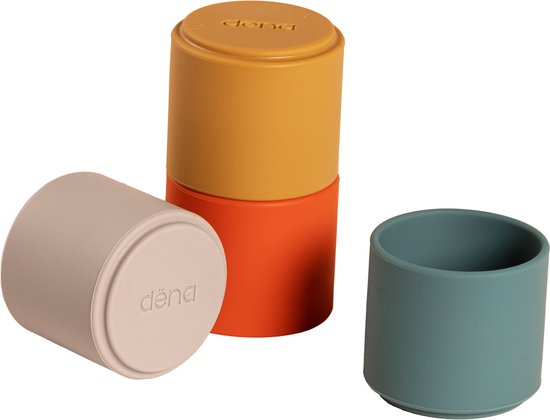 Een lichtroze Dëna beker liggend, een mosterdgele beker bovenop een oranje beker, en een groenblauwe beker staand.