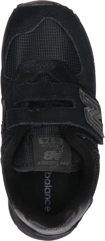 Bovenaanzicht van een zwarte New Balance sneaker met klittenbandsluiting en logo.
