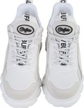 Vooraanzicht van witte Buffalo sneakers met witte veters en logo's op de tong en zijkant.