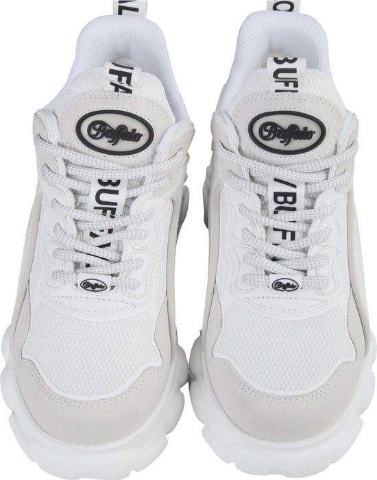 Vooraanzicht van witte Buffalo sneakers met witte veters en logo's op de tong en zijkant.