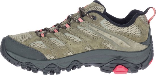 Bruine Merrell wandelschoen met roze accenten en een zwarte zool.