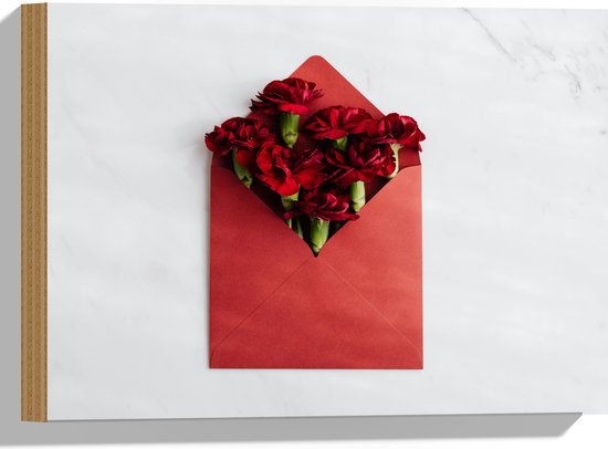 Hout - Rood Bosje Bloemen in Rode Envelop op Witte Achtergromd - 40x30 cm - 9 mm dik - Foto op Hout (Met Ophangsysteem)