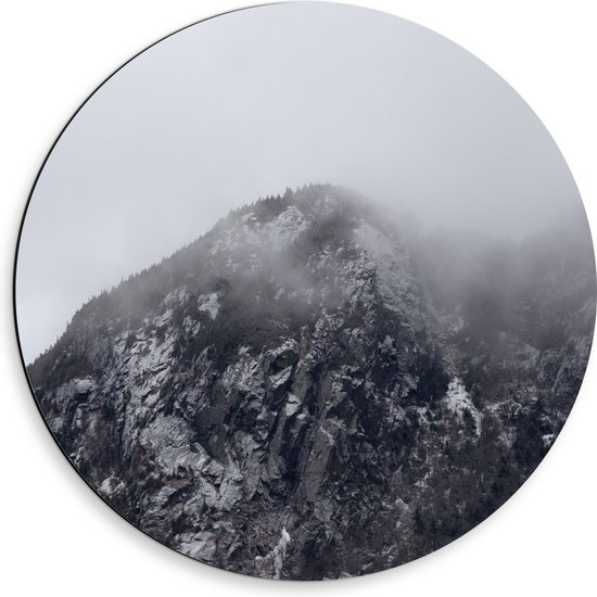 Dibond Muurcirkel - Hoge Berg met Bomen tussen de Mist - 50x50 cm Foto op Aluminium Muurcirkel (met ophangsysteem)