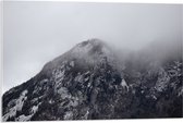 Acrylglas - Hoge Berg met Bomen tussen de Mist - 90x60 cm Foto op Acrylglas (Wanddecoratie op Acrylaat)