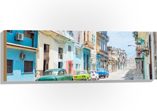 Hout - Gekleurde Geparkeerde Auto's in Kleurrijke Straat - Cuba - 90x30 cm - 9 mm dik - Foto op Hout (Met Ophangsysteem)