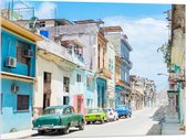Acrylglas - Gekleurde Geparkeerde Auto's in Kleurrijke Straat - Cuba - 100x75 cm Foto op Acrylglas (Wanddecoratie op Acrylaat)