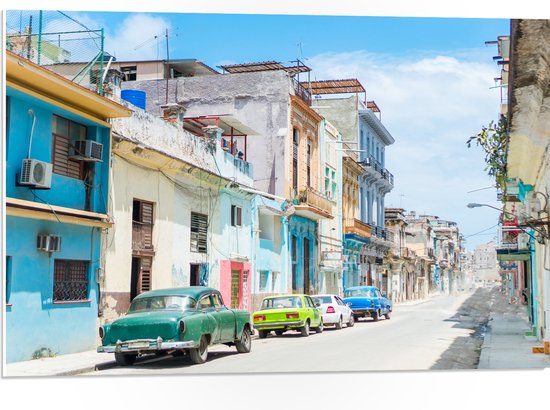 PVC Schuimplaat- Gekleurde Geparkeerde Auto's in Kleurrijke Straat - Cuba - 75x50 cm Foto op PVC Schuimplaat