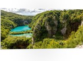 PVC Schuimplaat- Blauwe Wateren bij Planten in het Nationale Park Plitvicemeren, Kroatië - 100x50 cm Foto op PVC Schuimplaat