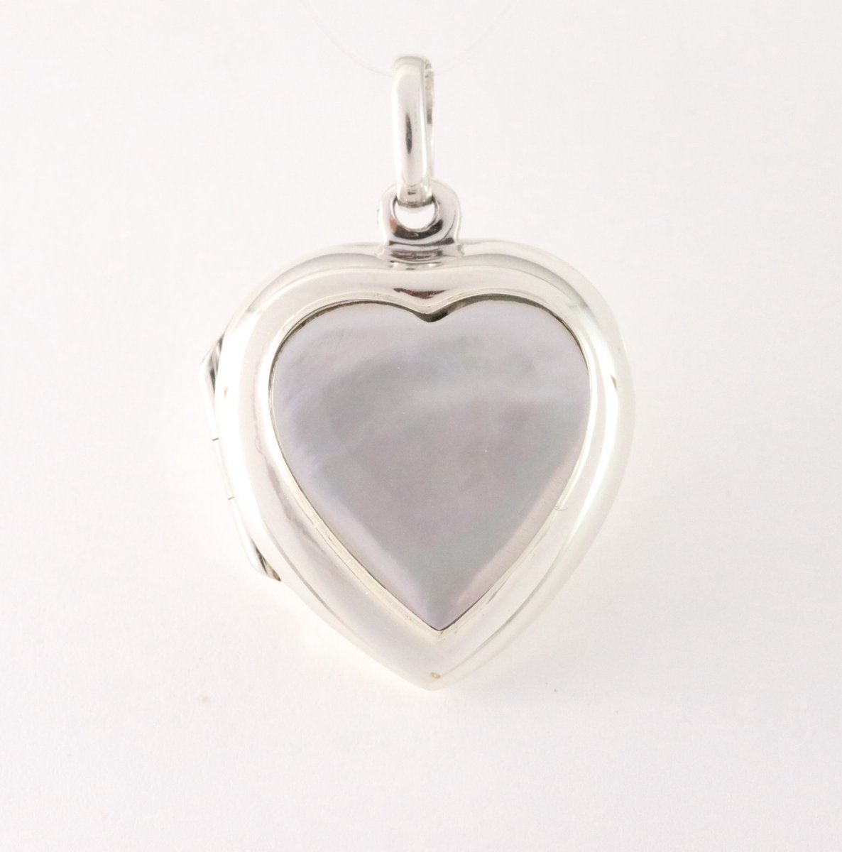 Fijn hartvormig zilveren medaillon met parelmoer