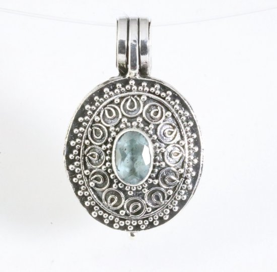 Traditioneel fijn bewerkt zilveren medaillon met blauwe topaas