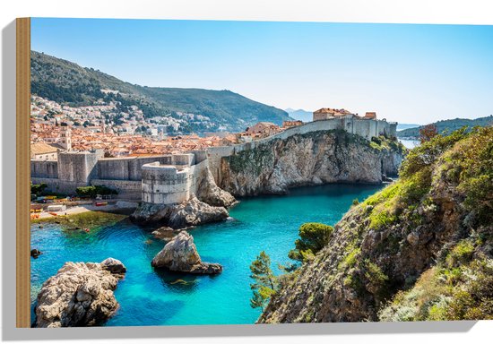 Hout - Baai bij Rotsen op Zomerse Dag in Dubrovnik, Kroatië - 60x40 cm - 9 mm dik - Foto op Hout (Met Ophangsysteem)