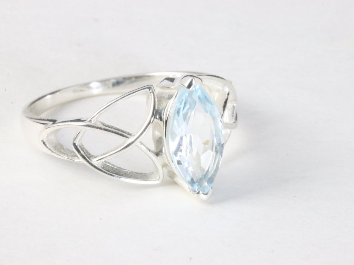 Opengewerkte hoogglans zilveren ring met blauwe topaas - maat 18