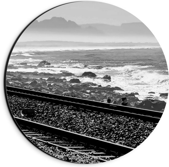 WallClassics - Dibond Muurcirkel - Treinrails aan het Zeewater (zwart/ wit) - 20x20 cm Foto op Aluminium Muurcirkel (met ophangsysteem)