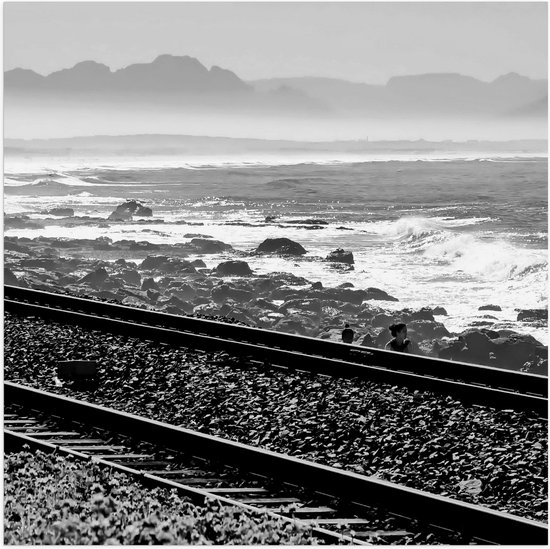 WallClassics - Poster (Mat) - Treinrails aan het Zeewater (zwart/ wit) - 100x100 cm Foto op Posterpapier met een Matte look