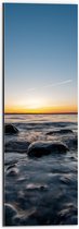 WallClassics - Dibond - Zonsondergang bij Zee vol Rotsen - 20x60 cm Foto op Aluminium (Wanddecoratie van metaal)