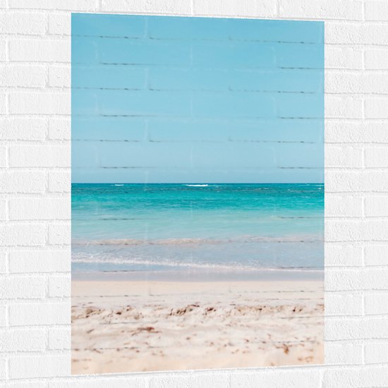 WallClassics - Muursticker - Felblauwe Zee aan het Witte Strand - 70x105 cm Foto op Muursticker