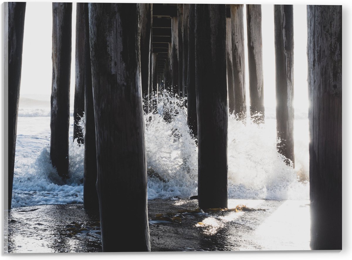 Acrylglas - Water klots4end tegen Houten Palen in de Zee - 40x30 cm Foto op Acrylglas (Wan