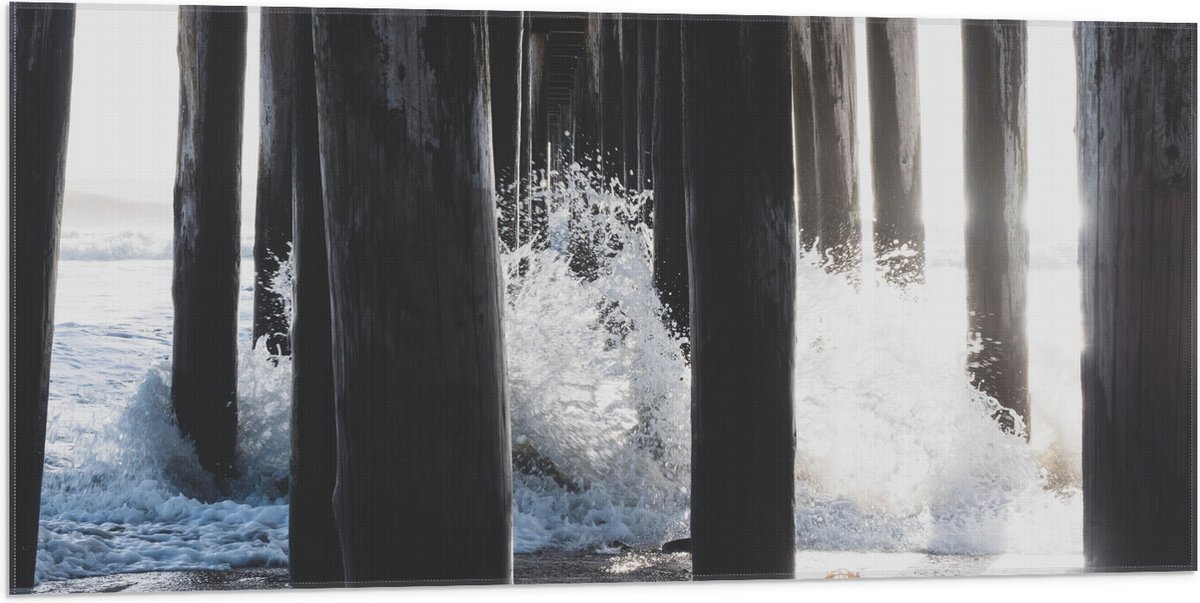Vlag - Water klots4end tegen Houten Palen in de Zee - 100x50 cm Foto op Polyester Vlag