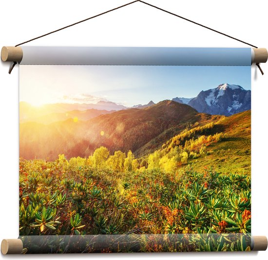 Textielposter - Fel Zonlicht over Bergen met Bloemen, Sneeuw en Planten - 40x30 cm Foto op Textiel