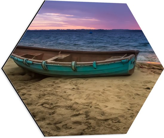 WallClassics - Dibond Hexagon - Eenzaam blauw Bootje op Strand bij Zee - 50x43.5 cm Foto op Hexagon (Met Ophangsysteem)