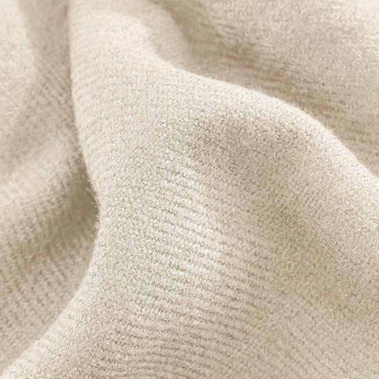 Close-up van de textuur van een licht beige sjaal met fijne weving.