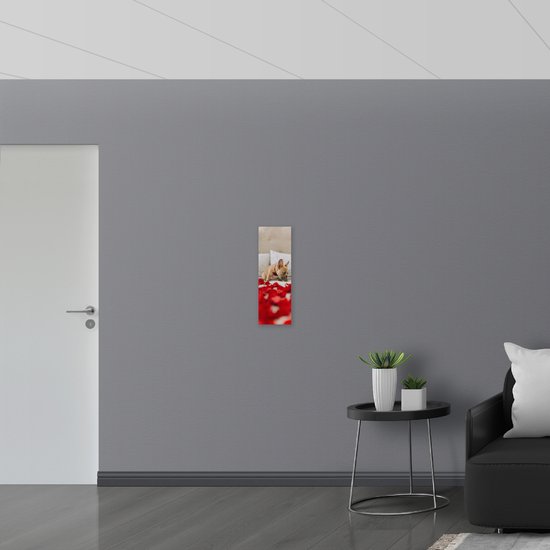 WallClassics - Muursticker - Hondje op Bed met Rode Rozenblaadjes - Franse Buldog - 20x60 cm Foto op Muursticker