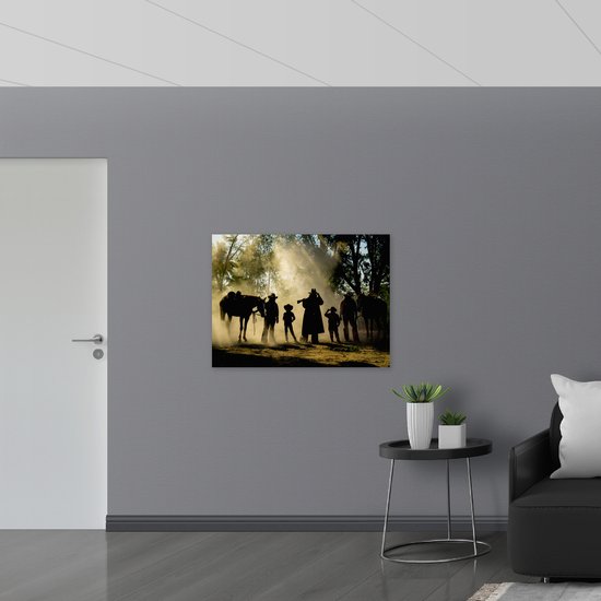 Poster Glanzend – Familie Cowboys met Paarden in het Bos - 100x75 cm Foto op Posterpapier met Glanzende Afwerking