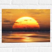 Muursticker - Grote Zon Zakkend in de Zee - 40x30 cm Foto op Muursticker
