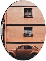 WallClassics - Dibond Ovaal - Roestkleurige Kever Auto geparkeerd voor Gebouw - 21x28 cm Foto op Ovaal (Met Ophangsysteem)