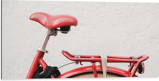 WallClassics - Dibond - Rood Zadel op Rode Fiets - 100x50 cm Foto op Aluminium (Met Ophangsysteem)